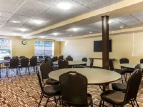 コンフォート イン & スイーツ ボールパーク エリア スマーナのホテル