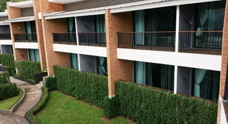 B2 Mae Hong Son Premier Hotel Отели рядом с достопримечательностью «Wat Phra That Doi Kong Mu»