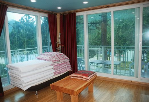 펜션 야외 수영장 전경