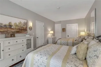 Charming 4-bedroom house with AC in Orchard Park - hometown of the Buffalo Bills Green Lake附近的飯店