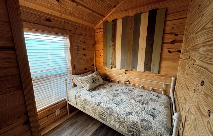 Charming 2-bedroom PET FRIENDLY cabin in Steinhatchee