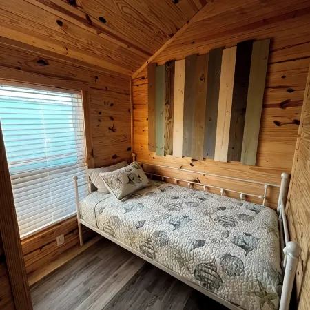Charming 2-bedroom PET FRIENDLY cabin in Steinhatchee