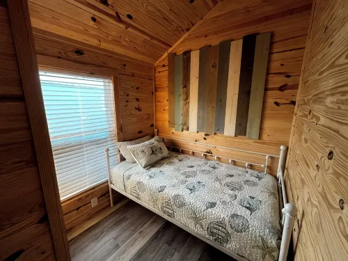 Charming 2-bedroom PET FRIENDLY cabin in Steinhatchee