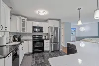 4-bedroom house in brilliant Clear Lake with AC, WiFi. Enjoy your stay