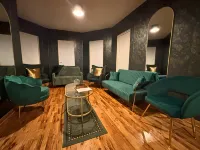 LUXE Vintage Loft, 10min to Downtown, Retro Movie Theatre - 15% Discount Applied - Condos