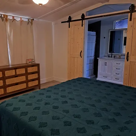 Charming 2-bedroom house in Fort Myers with WiFi and AC