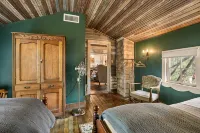 Historic 1890s Cottage: Walk to Historic Square, Beach, & Hiking Trail! - Kitchen