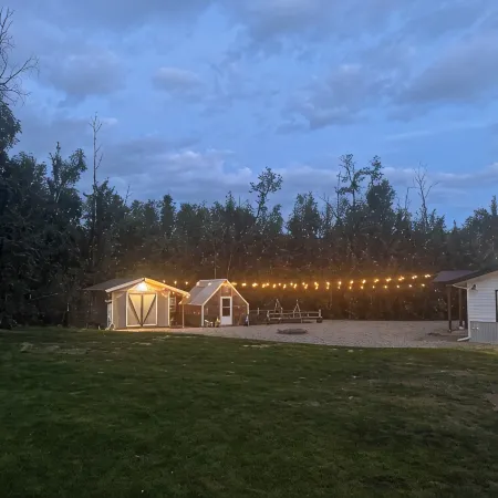 Guesthouse w/King Bed, Lots of Amenities, & Close to Town