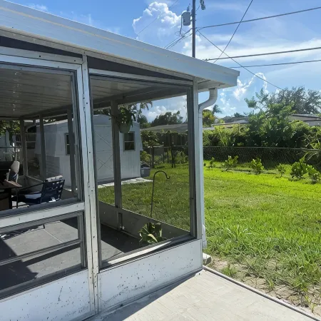 Charming 2-bedroom house with dock, AC, & Wifi. Enjoy kayaking2 min from beach