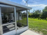 Charming 2-bedroom house with dock, AC, & Wifi. Enjoy kayaking2 min from beach - 3성급