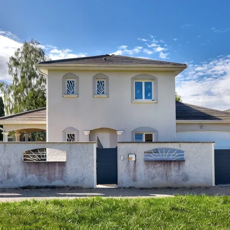 Beautiful House—St. Exupéry—EUREXPO—-Bedroom—Pets Allowed Отели в г. Жон