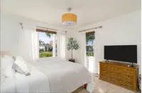 Charming Spanish Bungalow, 2 blocks from the water! - ห้องครัว