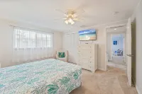 BEST LOCATION! NORTH END OF ANNA MARIA, FL , STEPS TO BEACH & DINING , UNIT B