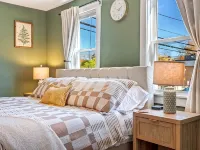 The Downtown Den - King Bed, Dog Friendly, Fire Pit, Parking, Family Friendly Hotels in Saco