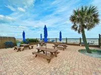 NEW Amazing Ocean Front King Bed Studio in Daytona!