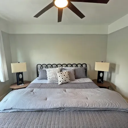 2bed 1.5bath House, Lower Eastside, King Bed, Fire Pit, Free Parking, Sleeps 6