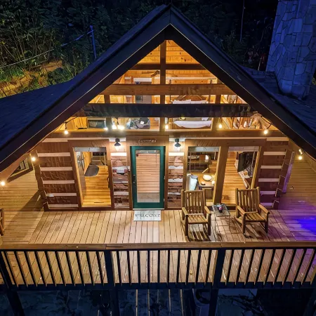 ROMANTIC Retreat! Mountain VIEWS! NEW Hot Tub! PET Friendly! Fireplace!