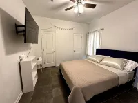 Mike’s Place - 3 Q Suite w/ TV - Apartments