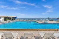 Stylish Beachfront Gem ~ Sea View, Pool, Gym, Pkg! - วิวทะเล