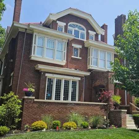 Charming Historic Retreat in the heart of Old Town East - Walk to Downtown.