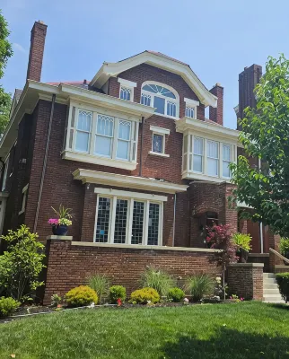 Charming Historic Retreat in the heart of Old Town East - Walk to Downtown.