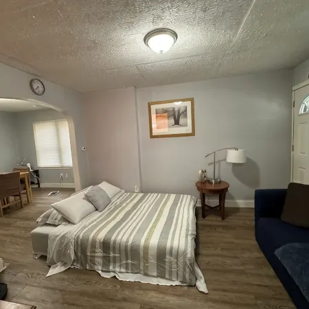 Cozy house in welcoming Cleveland with AC, WiFi