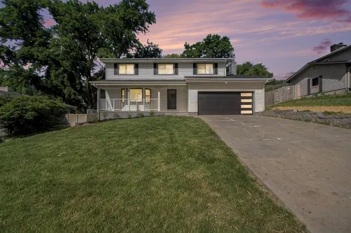 Modern 6Br West Omaha, 2-Car Garage, W/D, Smart TV, Pet-Friendly, 1 Gbps