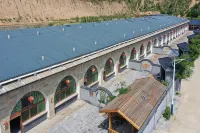 Liang Family Cave Dwelling Courtyard in Yanchuan - parcheggio