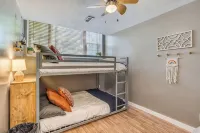 Family Retreat Close to Shopping and Town Fun! King Master Suite & Pack N Play - Balkon