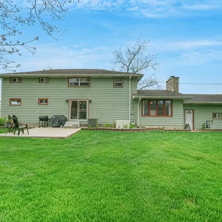 Cozy Secluded Estate with a Private Pond - Easy Access and Pet Friendly