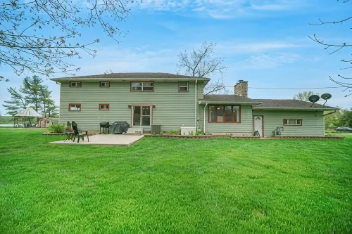 Cozy Secluded Estate with a Private Pond - Easy Access and Pet Friendly