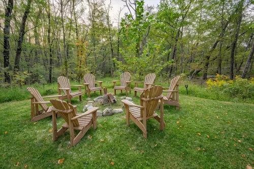 The Vibrary Inn, a Fantasy Minnewaska Escape. Minutes from Hikes and Waterfalls.