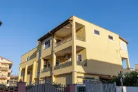 Complete and fully equipped, lively and colorful apartment in the center of the city.
