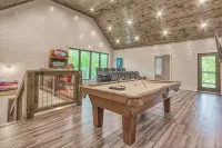 Luxury Cabin~Heated Pool~Sleeps 26! Hot Tub~5 Min to Prkwy - مسبح خاص