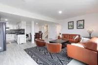 Charming 2bed 2 bath  with AC, WiFi in wonderful Aurora - Homestays