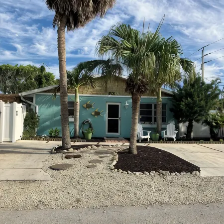 Island Duplex unit: 2-bed/2-bath close to beach, pets welcome