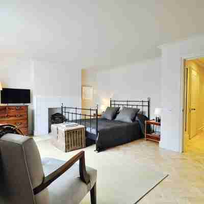 Notting Hill Newly Decorated 3-Bedrooms with large Private Garden Rooms