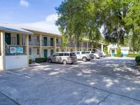 Steinhatchee River Inn and Marina - parking