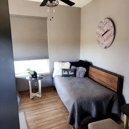 Charming cottage in Cypress with lake view ,WiFi, AC and relaxing outdoor patio.