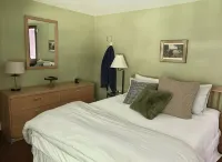 Cozy Quechee Cabin Near Woodstock and Skiing w/Woodstove and All the Amenities - Wifi
