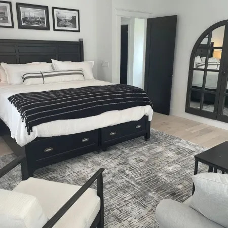 Riverwalk 100 on Pine Rivertownhome with gourmet kitchen~2 BR can sleep 8.