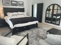 Riverwalk 100 on Pine Rivertownhome with gourmet kitchen~2 BR can sleep 8.