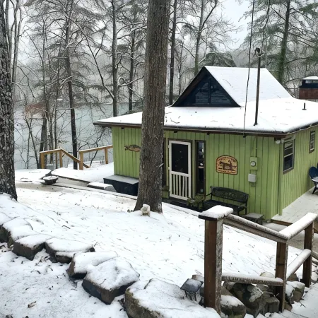 Lakefront Pet friendly with Hot Tub & Private Dock