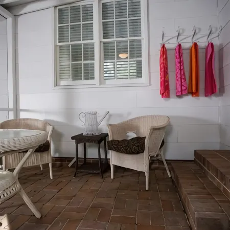 Charming 2BR/2BA Guest House on Historic 2 acres in downtown Summerville!