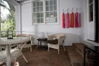 Charming 2BR/2BA Guest House on Historic 2 acres in downtown Summerville! - 3 stjerner