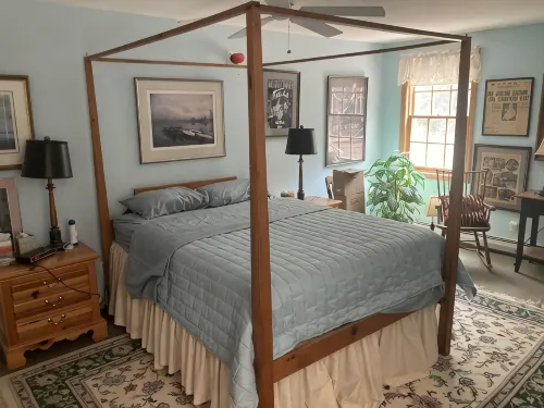 Replica firehouse with large game room, close to hiking and skiing - Wifi
