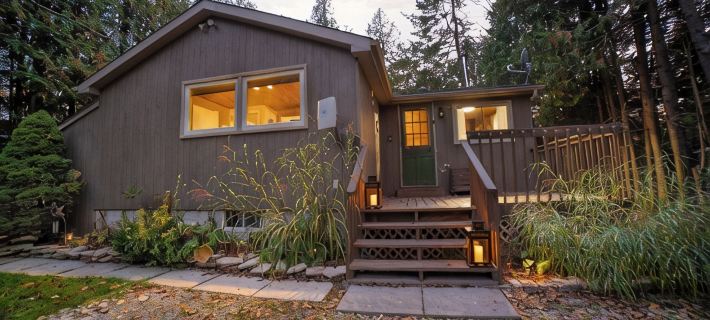 Charming Cottage on the River Hotels in Bruce County