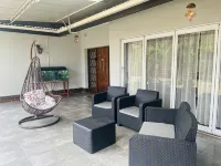 Cozy Suburban Home with big pool, <5 minutes to City, Avondale/Groombridge shops - Private Pools