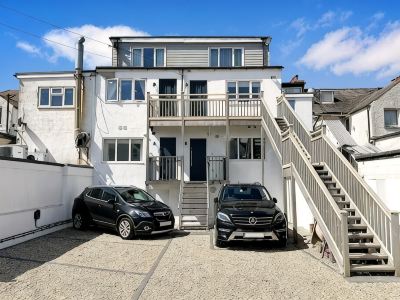 River Breeze 3-Bed Balcony Apartment