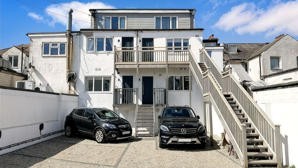 River Breeze 3-Bed Balcony Apartment